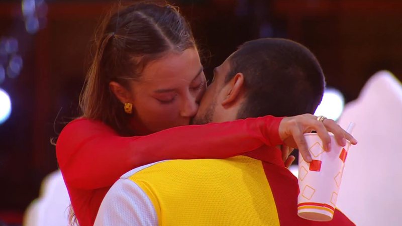 BBB 25: Maike e Renata trocam beijos quentes em festa: "Você beija bem"