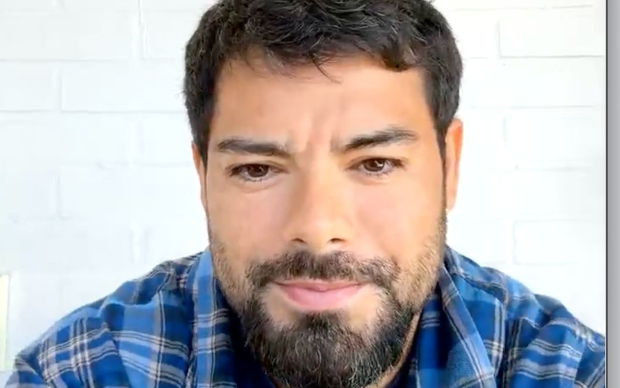 Namorado de Sandy ironiza acusação de fraude milionária com máscara de ET