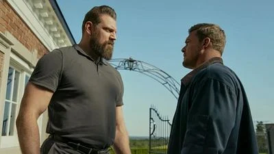 "Foi a coisa mais idiota e difícil que já fiz": Ator de Reacher revela os bastidores de briga com Alan Ritchson